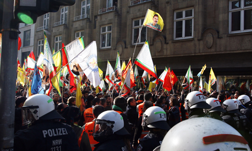 D_Kurden_FahnenBreitestrasse_20171104