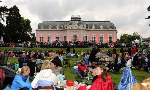 D_Lichterfest_Menschenvor Schloss_19062016