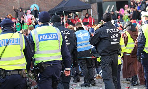 D_Rosenmontag_Polizei_12022018