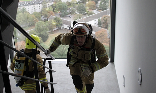 D_Skyrun_sieger_Treppe_01102016