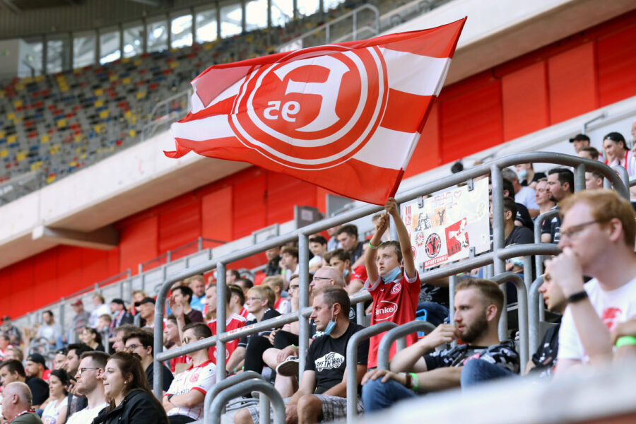 Testspiel Fortuna Düsseldorf Oud-Heverlee Leuven Fan Fahne