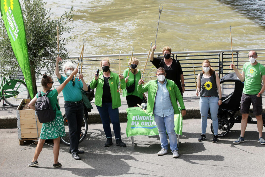 Grüne sammeln Müll am Rheinufer in Düsseldorf