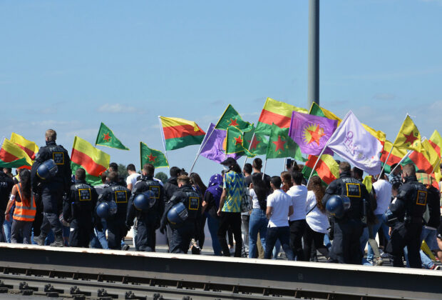 Demonstration Düsseldorf Kurden 14.08.2021 auf der Oberkasseler Rheinbrücke