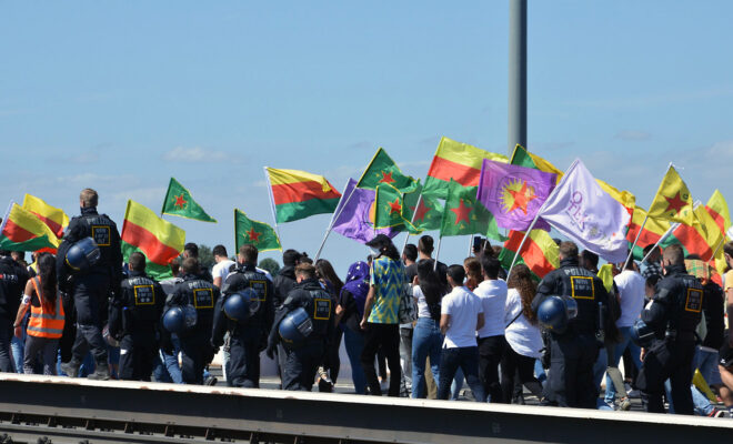 Demonstration Düsseldorf Kurden 14.08.2021 auf der Oberkasseler Rheinbrücke
