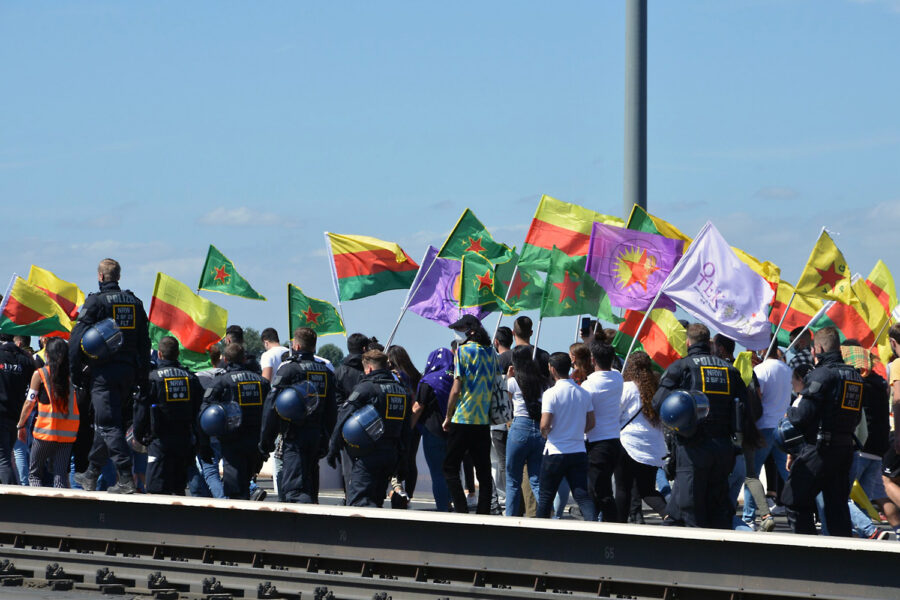 Demonstration Düsseldorf Kurden 14.08.2021 auf der Oberkasseler Rheinbrücke