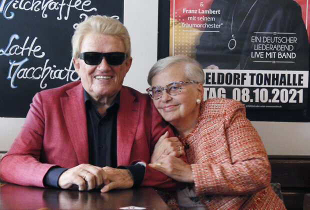 Heino mit seiner älteren Schwester Hannelore in Düsseldorf Oberbilk