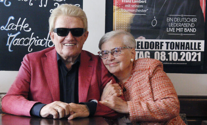 Heino mit seiner älteren Schwester Hannelore in Düsseldorf Oberbilk