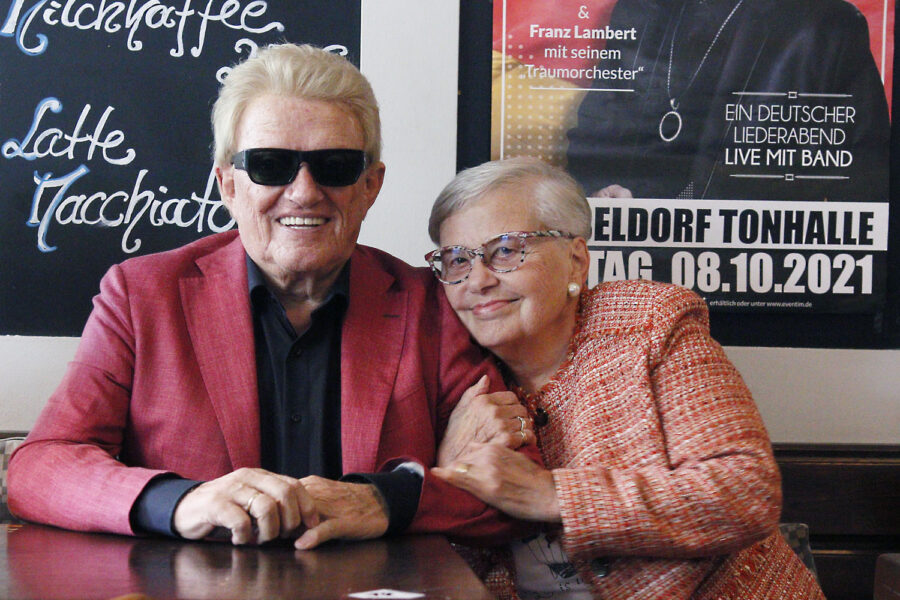 Heino mit seiner älteren Schwester Hannelore in Düsseldorf Oberbilk