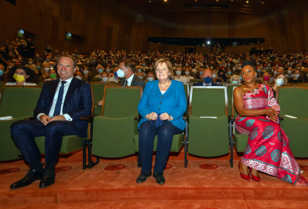 Schauspielhaus Düsseldorf Angela Merkel Chimamanda Ngozi Adichie