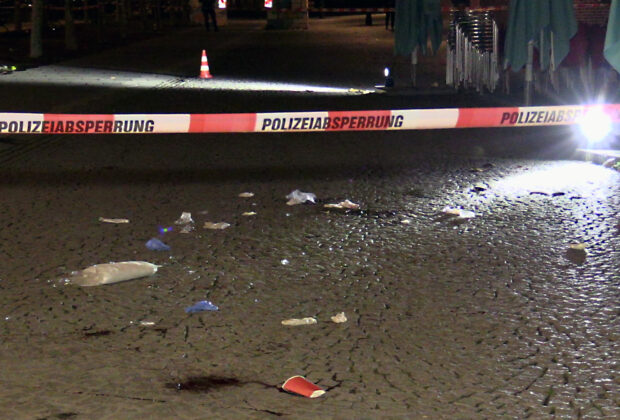 Am Burgplatz in Düsseldorf wurde ein Mann lebensgefährlich verletzt