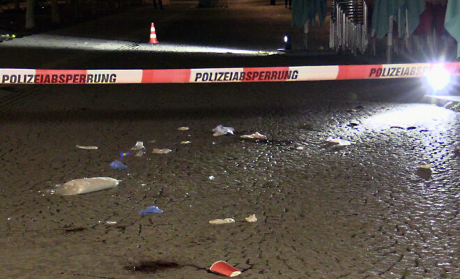 Am Burgplatz in Düsseldorf wurde ein Mann lebensgefährlich verletzt