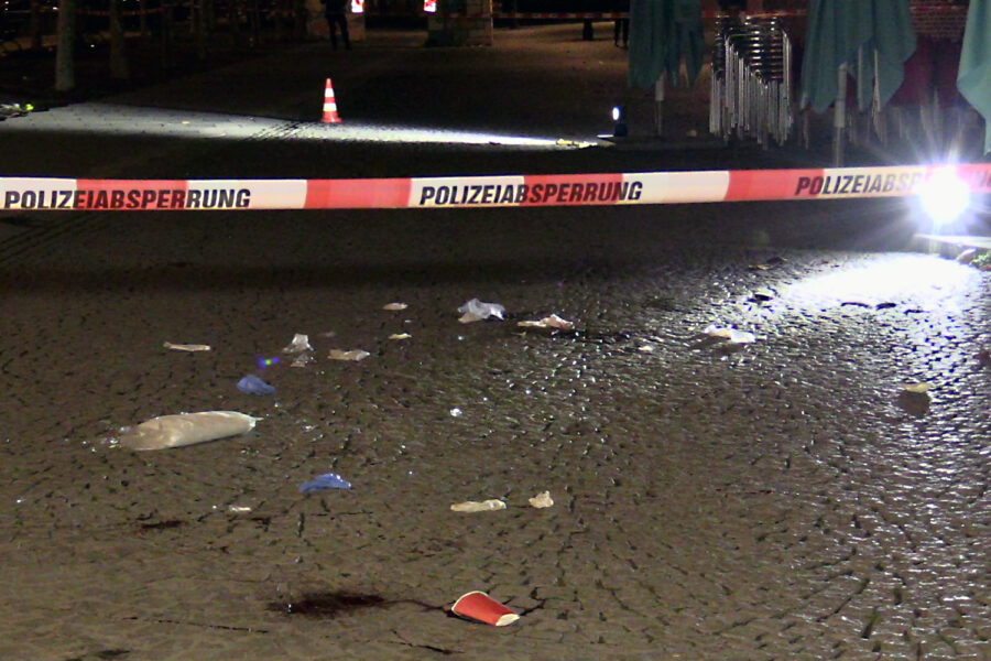 Am Burgplatz in Düsseldorf wurde ein Mann lebensgefährlich verletzt