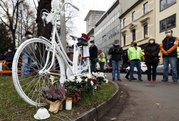 ADFC Düsseldorf stellt Ghost Bike auf