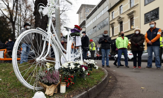 ADFC Düsseldorf stellt Ghost Bike auf