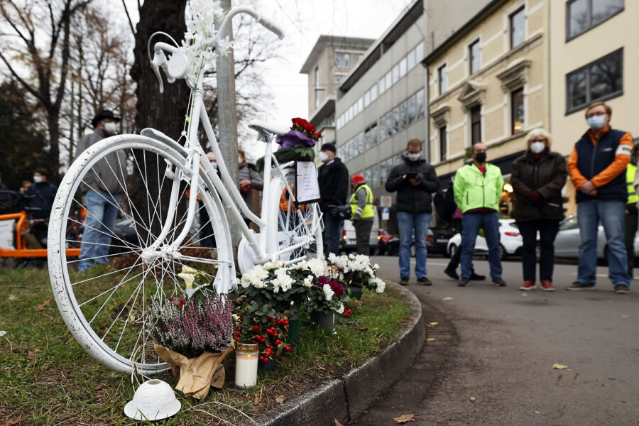 ADFC Düsseldorf stellt Ghost Bike auf