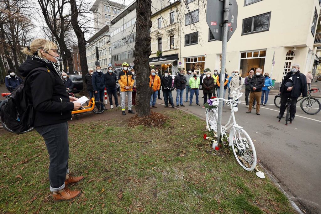 ADFC Düsseldorf stellt Ghost Bike auf