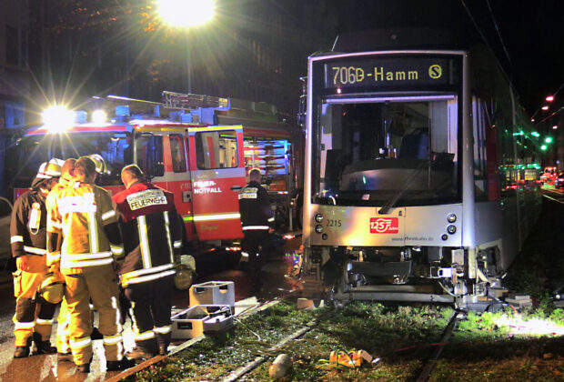 Straßenbahn überfährt Radfahrer auf der Kruppstraße in Düsseldorf