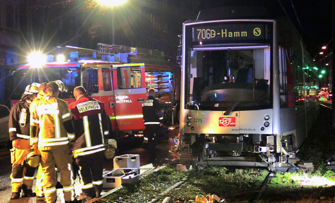 Straßenbahn überfährt Radfahrer auf der Kruppstraße in Düsseldorf