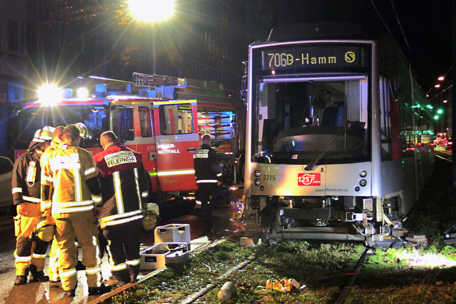 Straßenbahn überfährt Radfahrer auf der Kruppstraße in Düsseldorf