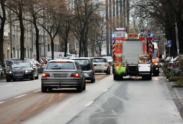 Düsseldorf: Feuerwehr reinigt Ölspur auf der Merowinger Straße in Düsseldorf Bilk.