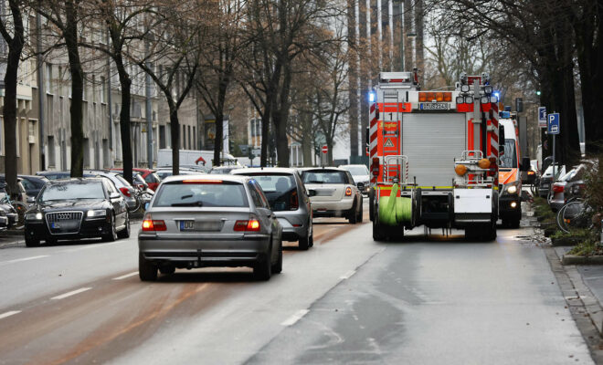 Düsseldorf: Feuerwehr reinigt Ölspur auf der Merowinger Straße in Düsseldorf Bilk.