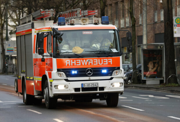 Düsseldorf: Feuerwehr im Einsatz wegen einer langen Ölspur.