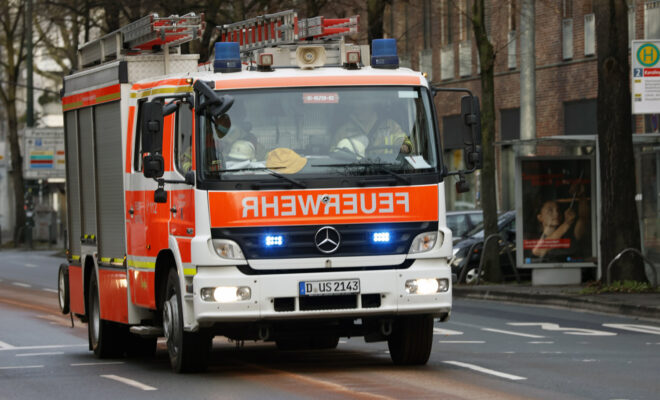 Düsseldorf: Feuerwehr im Einsatz wegen einer langen Ölspur.