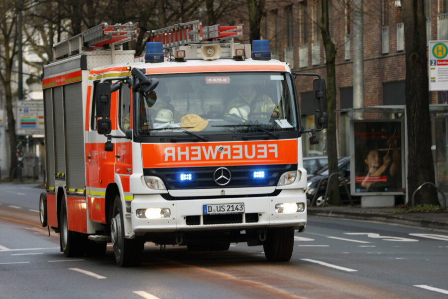 Düsseldorf: Feuerwehr im Einsatz wegen einer langen Ölspur.