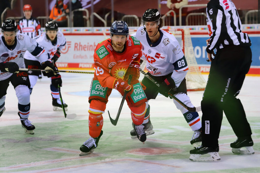 In Düsseldorf gewinnt die DEG gegen die Nürnberg Ice Tigers.