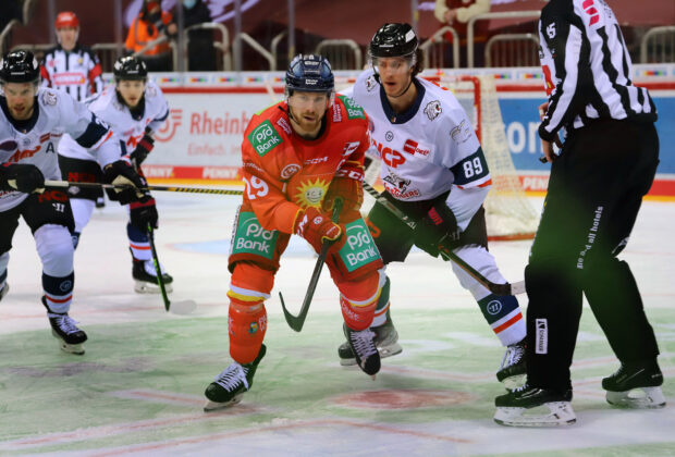 In Düsseldorf gewinnt die DEG gegen die Nürnberg Ice Tigers.