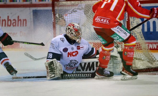 In Düsseldorf gewinnt die DEG gegen die Nürnberg Ice Tigers.