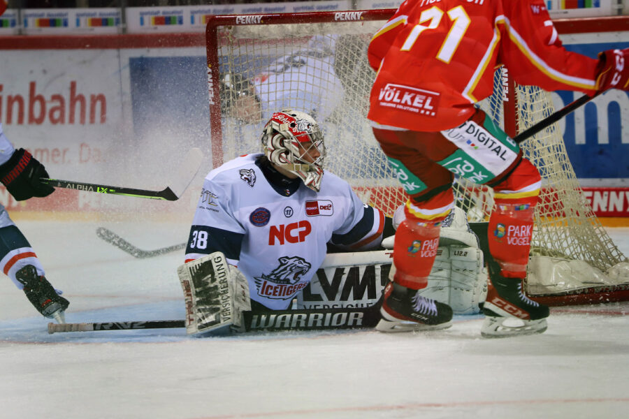 In Düsseldorf gewinnt die DEG gegen die Nürnberg Ice Tigers.