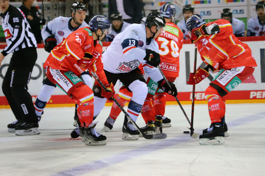 In Düsseldorf gewinnt die DEG gegen die Nürnberg Ice Tigers.