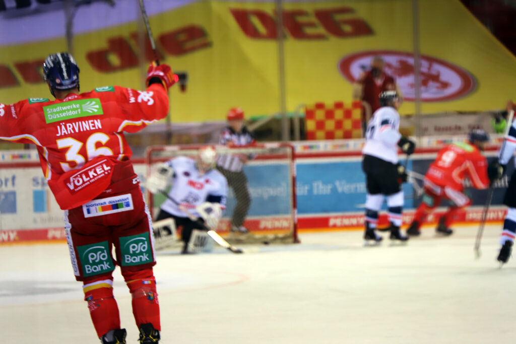 In Düsseldorf gewinnt die DEG gegen die Nürnberg Ice Tigers.