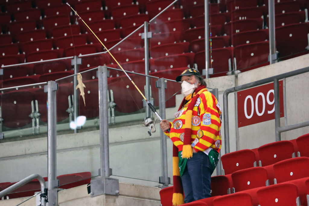 Rheinisches Derby im Eishockey: Die DEG empfing in Düsseldorf die Haie aus Köln.