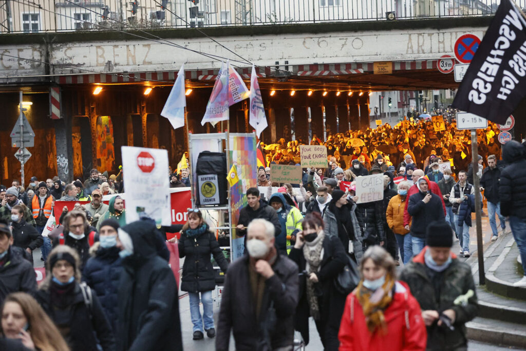 Impfgegner und Corona-Maßnahmen-Gegner marschierten am Samstag, 22. Januar 2022, durch Düsseldorf