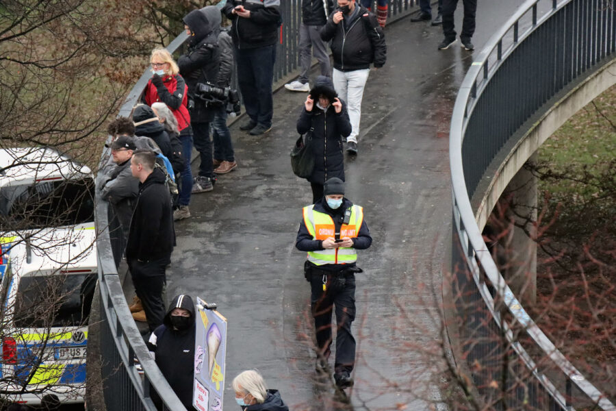 Impfgegner und Corona-Maßnahmen-Gegner marschierten am Samstag, 22. Januar 2022, durch Düsseldorf