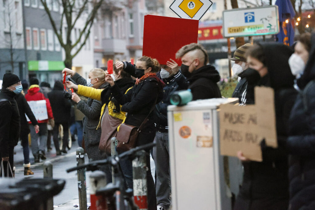 Impfgegner und Corona-Maßnahmen-Gegner marschierten am Samstag, 22. Januar 2022, durch Düsseldorf