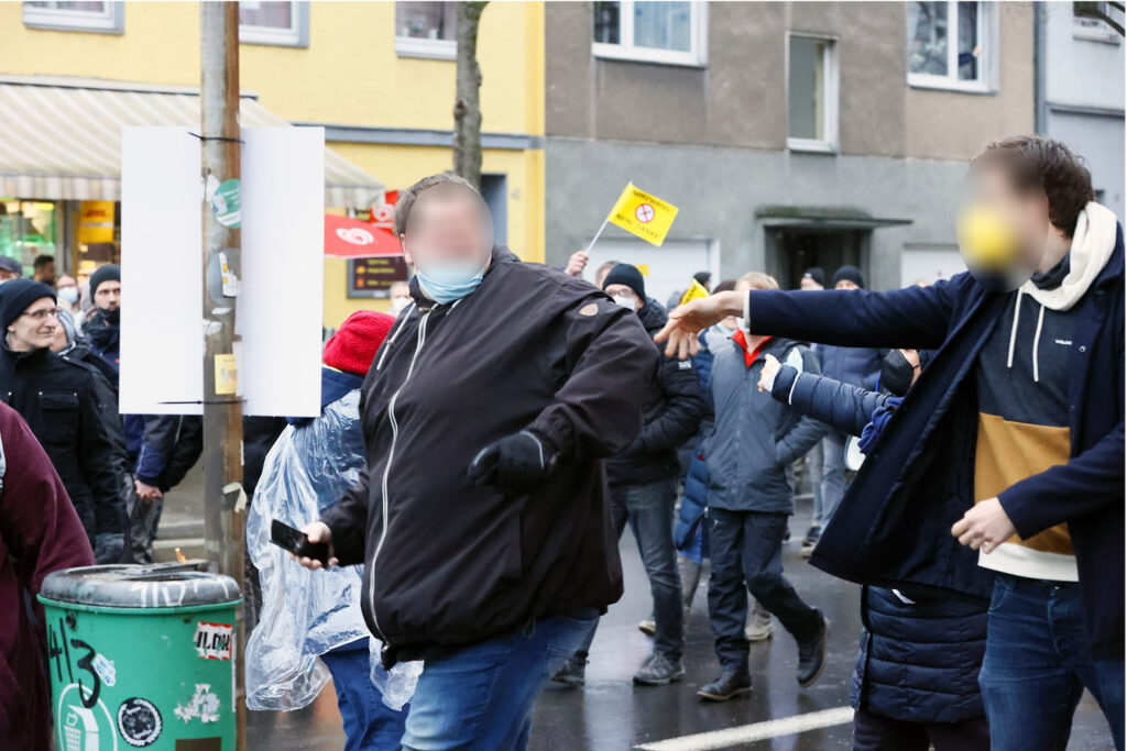 Impfgegner und Corona-Maßnahmen-Gegner marschierten am Samstag, 22. Januar 2022, durch Düsseldorf