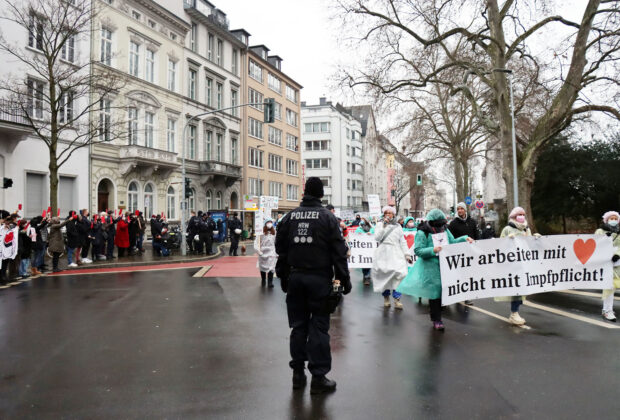 Impfgegner und Corona-Maßnahmen-Gegner marschierten am Samstag, 22. Januar 2022, durch Düsseldorf