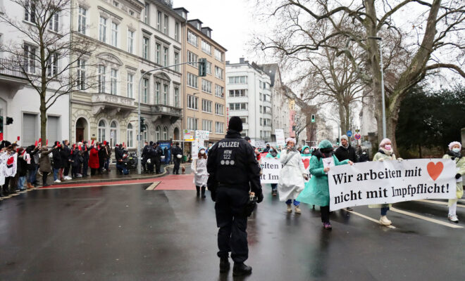 Impfgegner und Corona-Maßnahmen-Gegner marschierten am Samstag, 22. Januar 2022, durch Düsseldorf