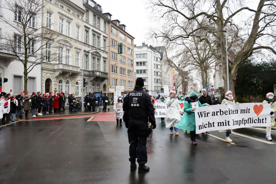 Impfgegner und Corona-Maßnahmen-Gegner marschierten am Samstag, 22. Januar 2022, durch Düsseldorf