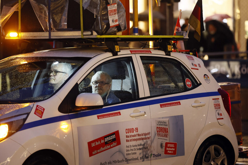 Bernd Bruns (r.) in seinem Protestmobil in Düsseldorf