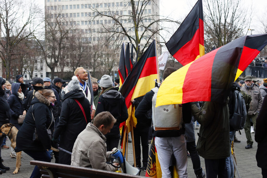 Junge Alternative mit Deutschland-Fahnen