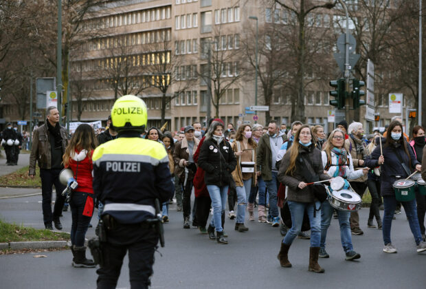 Impfgegner protestieren in Düsseldorf