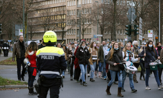 Impfgegner protestieren in Düsseldorf