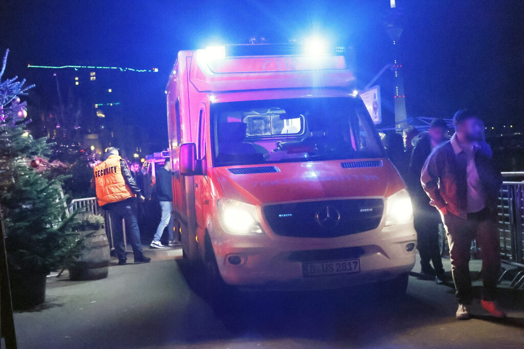 Rettungseinsatz in der Silvesternacht am Rheinufer Düsseldorf