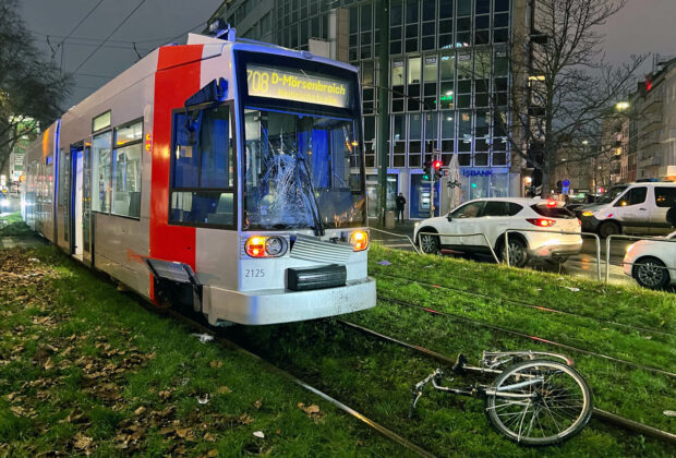 Düsseldorf Friedrichstadt : Kollision zwischen Straßenbahn und Radfahrer