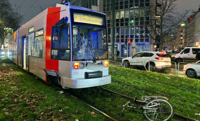 Düsseldorf Friedrichstadt : Kollision zwischen Straßenbahn und Radfahrer