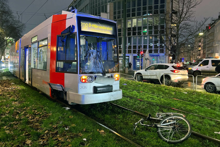 Düsseldorf Friedrichstadt : Kollision zwischen Straßenbahn und Radfahrer